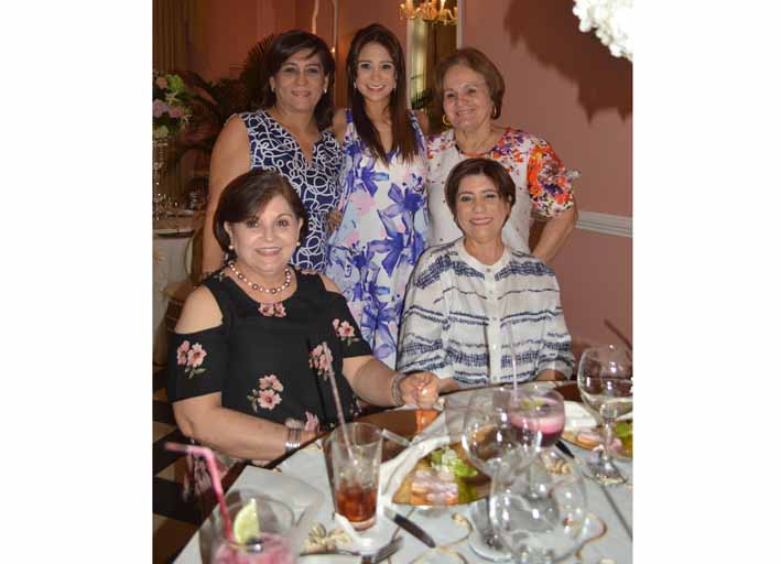 Sarita Sánchez, Delia  de Cantillo, Nancy Robles, Mónica Robles, Angelina Franco.