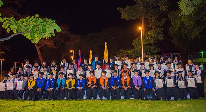 se graduaron 56 personas en diferentes programas de postgrado entre especialización, maestría y doctorado.
