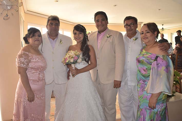 Cesar Cotes Herrera y Diana Castillo Avellaneda junto a sus padres: Orlando Castillo, Martha Avellaneda, Edinson Cotes, Maritza Herrera