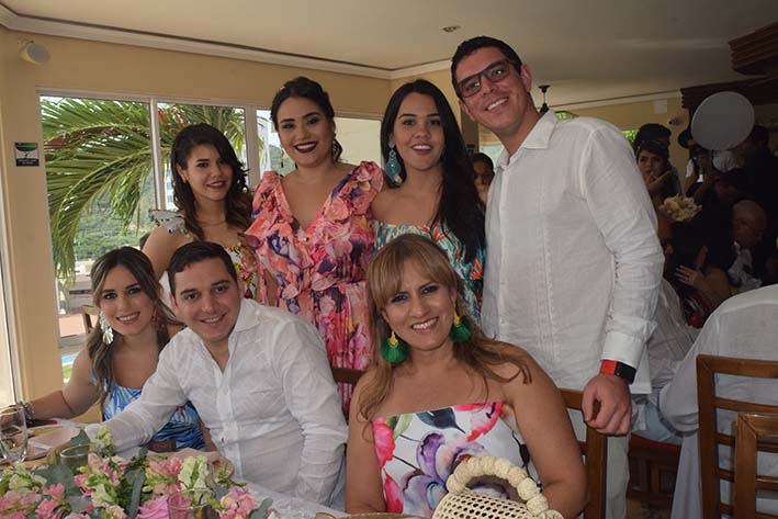Eliana Otero, Jorge Elías, María Beracasa, Jessica Colon, German Rendón, Myriana Cotes Herrera; amigos más cercanos de los recién casados los acompañaron a celebrar su unión.