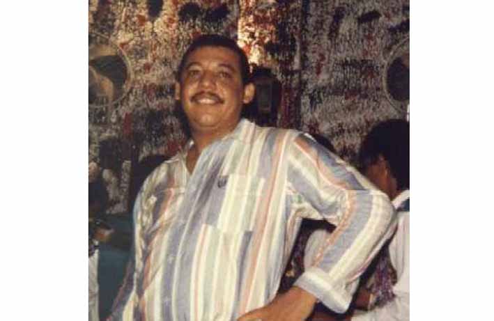 Juan Humberto Rois Zúñiga, nació en San Juan del Cesar, La Guajira el 25 de diciembre de 1958 y falleció en Anzoátegui, Venezuela, el 21 de noviembre de 1994. Fue apodado cariñosamente “El Conejo”, siendo considerado como uno de los mejores acordeoneros de música vallenata que acompañó al cantautor Diomedes Díaz y uno de los compositores de mayor reconocimiento en el género vallenato.