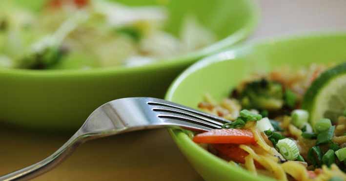 Una ensalada y verduras son buenas elecciones para moderar la alimentación en diciembre.