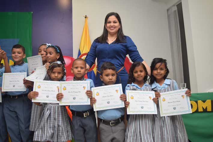 Zamaira Guzmán García con los niños Ana Suarez, Sebastián Torres, Luis José Rodríguez, Alexandra Berrio, Paula Torres