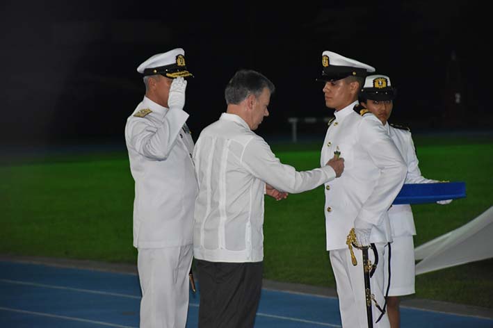 El presidente condecorando al Teniente de Corbeta Pablo José Gutiérrez Noguera,  con la  medalla al mérito académico “ Francisco José De Caldas”.