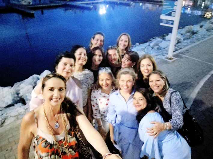 El reencuentro de las ex alumnas de la promoción 1983 del colegio La Presentación; inicio en la Marina de Santa Marta, en medio de saludos, risas y abrazos se tomaron algunas selfies. 