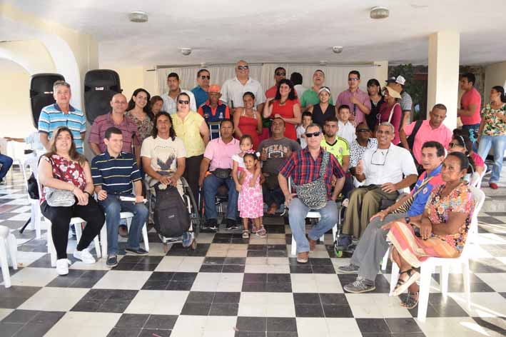 Más de 10 personas discapacitadas fueron reunidas en el Club 25, para celebrar la amistad. 