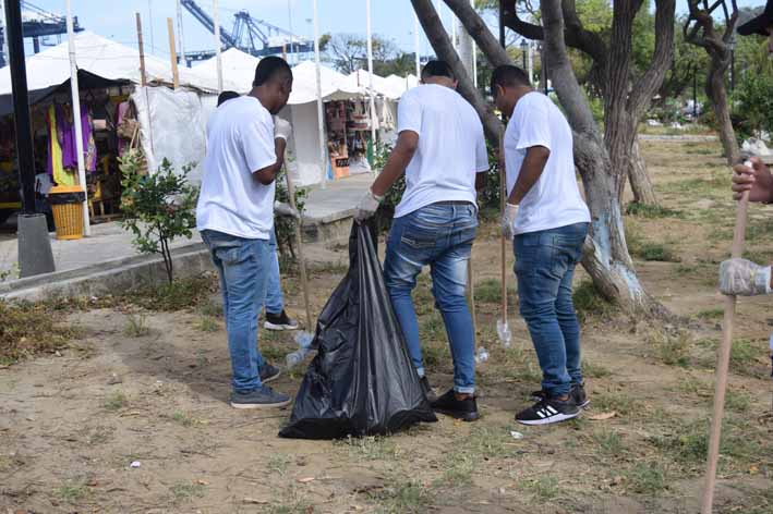 Desde las 8:00 de la mañana, la comunidad inició la primera fase del proyecto recogiendo los residuos.  