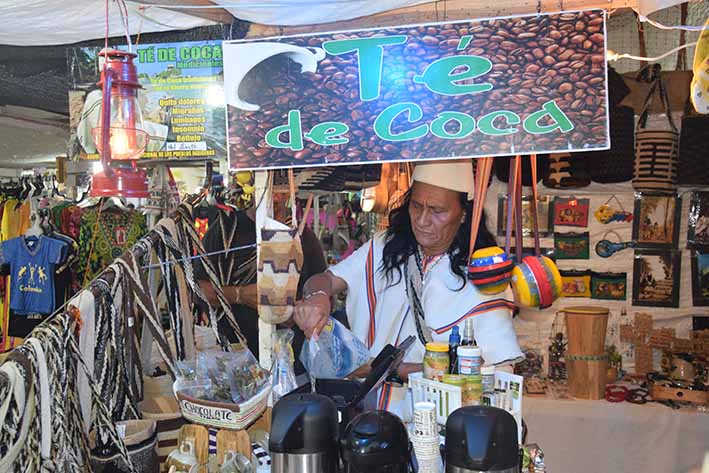  Indígenas de la Sierra Nevada ofrecen sus artesanías.