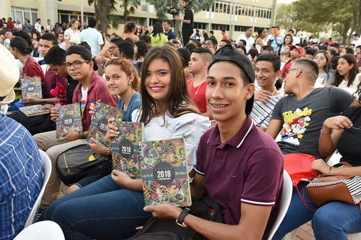Los estudiantes de primer semestre de 2018 recibieron las tradicionales agendas obsequiadas por Bienestar Universitario. 