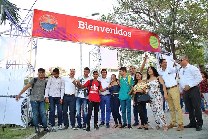 Los directivos compartieron con los nuevos estudiantes que ingresaron a la Universidad del Magdalena. 