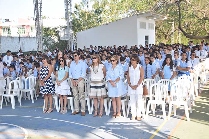 En el acto hicieron presencia padres de familia y alumnos del plantel, quienes orgullosos participaron del aniversario del Colegio Bilingüe. 