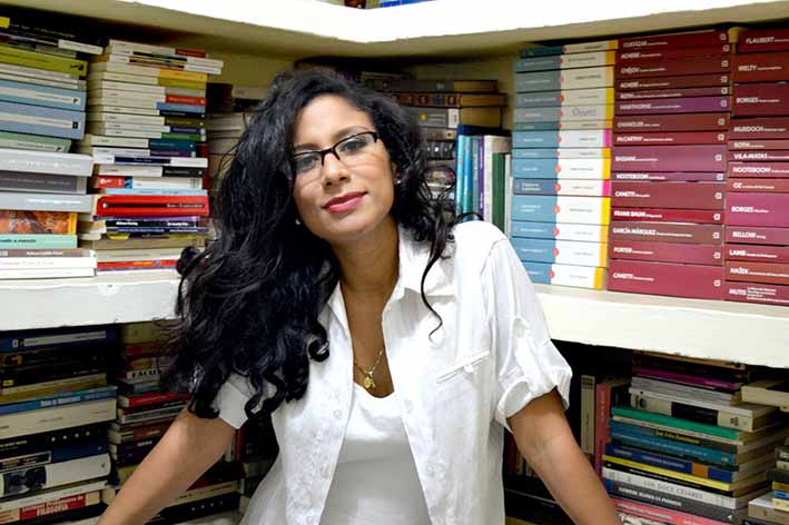 Annabell Manjarrés Freyle es oriunda de Gaira, hizo su bachillerato en la Escuela Magdalena, es periodista y labora como docente en la Universidad del Magdalena.