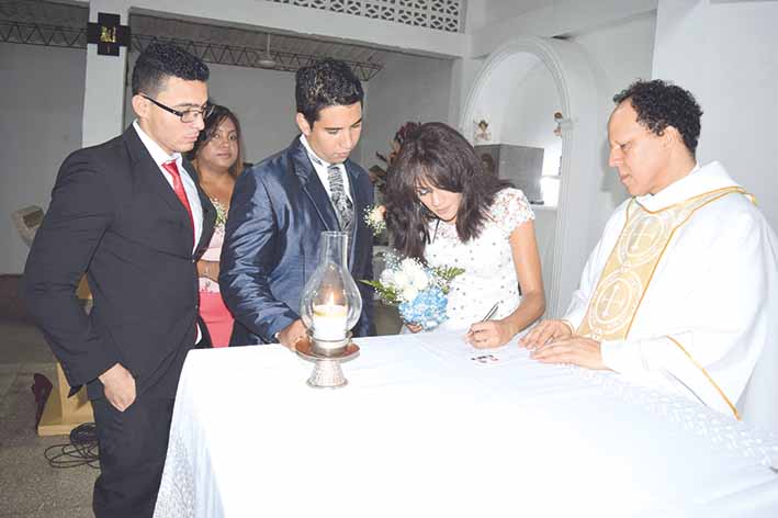 Los ahora esposos, Ciro Alonso Quintero y Liz Carolina Cacua, junto a Sissi Padilla Vásquez, César Cacua Villamil, Helena Quintero Cacua y Daniel Duque.