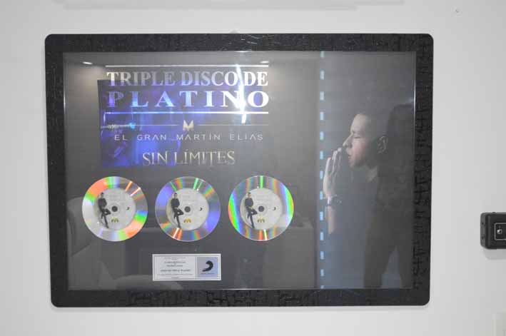 El empresario samario atesora el triple disco de platino que entregó Sony Músic por los 60 mil ejemplares vendidos del disco ‘Sin límites’, ese que el cantante no alcanzó a lanzar. 