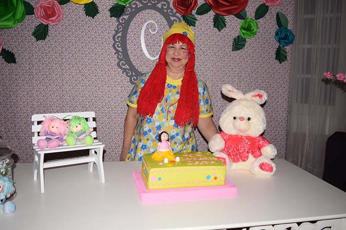 La cumplimentada, Claudia Calle, quien celebró su cumpleaños vestida de muñeca. 