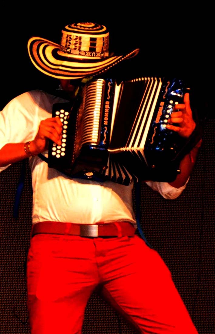 “El mundo necesita más vallenatos”, dice Carlos Vives, el homenajeado del 51° Festival de la Leyenda Vallenata. A este llamado han acudieron cientos de amantes de este folclor el cual se refleja en la masiva inscripción de concursantes.