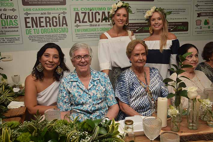 María Constanza González, Carmenza de Diazgranados, Beatriz de Hernández, Zoilita de Diazgranados, Carmen Alicia y María Cristina Campo Vergara.