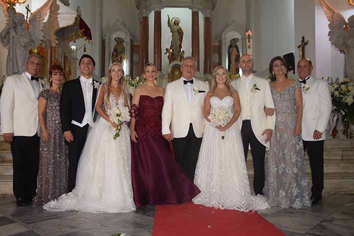 Los nuevos esposos junto a sus padres, Eduardo Campo, María Cristina Vergara, Alfonso González, Constanza Miranda, Carlos Guerrero, Carina Chalela.