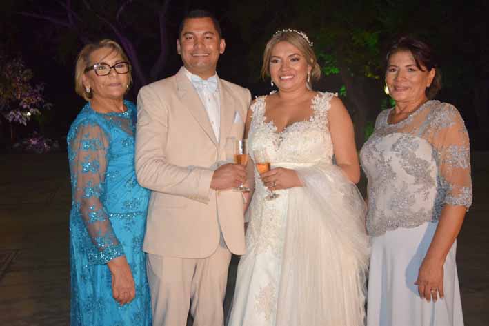 Los recién casados, Gustavo Calderón Calderón y Elizabeth Garrido Guerra, acompañados de sus madres, María Esther Calderón  y Sara Guerra.