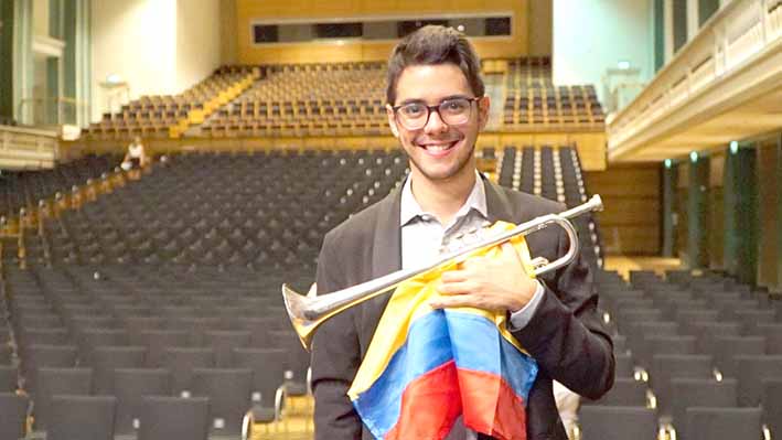 Algunos de los beneficios de pertenecer a la Filarmónica Joven de Colombia  se resumen en la oportunidad de giras nacionales e internacionales.