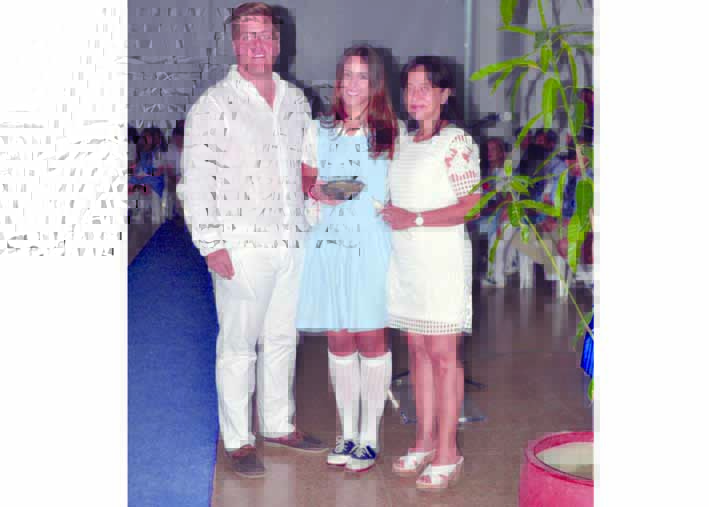 Ana Milena Vives González, estuvo acompañada por su tía Luz Amparo González y por su hermano Luis Eduardo Vives González.