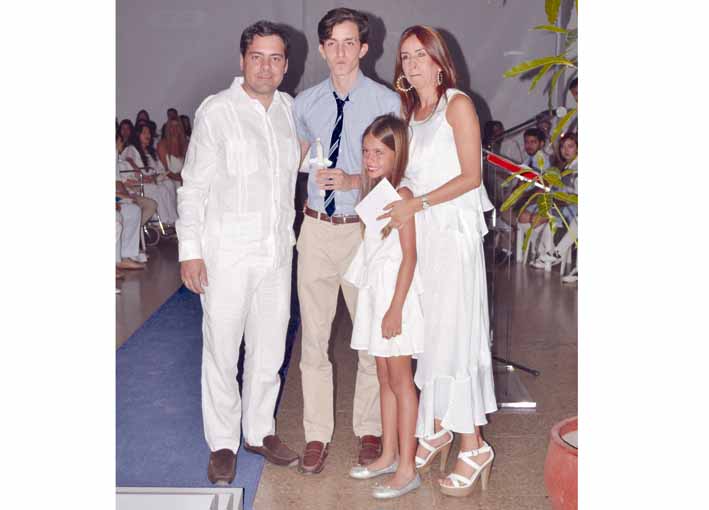 Alfonso Enrique Vives Cortes, con sus padres Alfonso Vives Caballero y Angélica Cortes de Vives y su hermana María Angélica Vives Cortes.