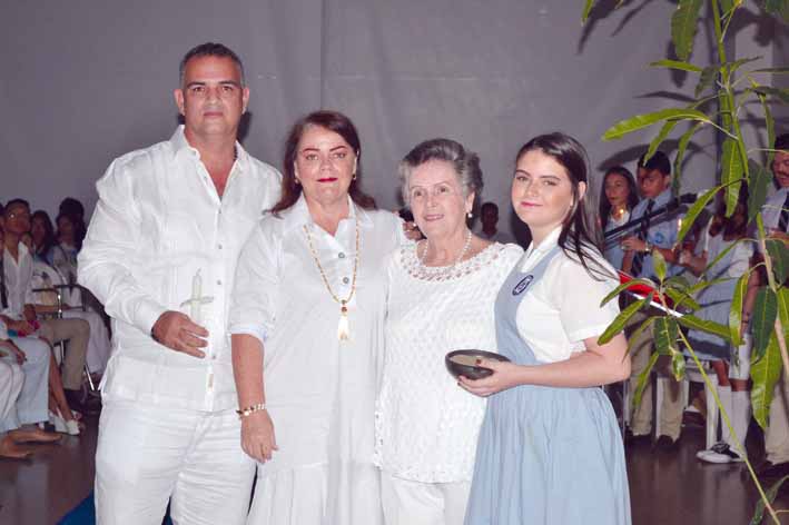 César Bateman y Cecilia Vives de Bateman con su hija Lucia de Fátima Bateman Vives quien también estuvo acompañada por  su abuela, Beatriz Lacouture de Vives.