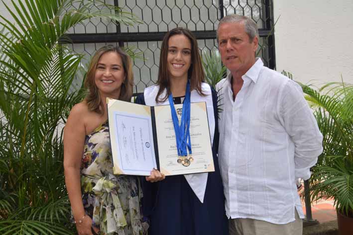 Ana Milena Vives González con sus padres Luis Vives Lacouture y Ana Milena González.