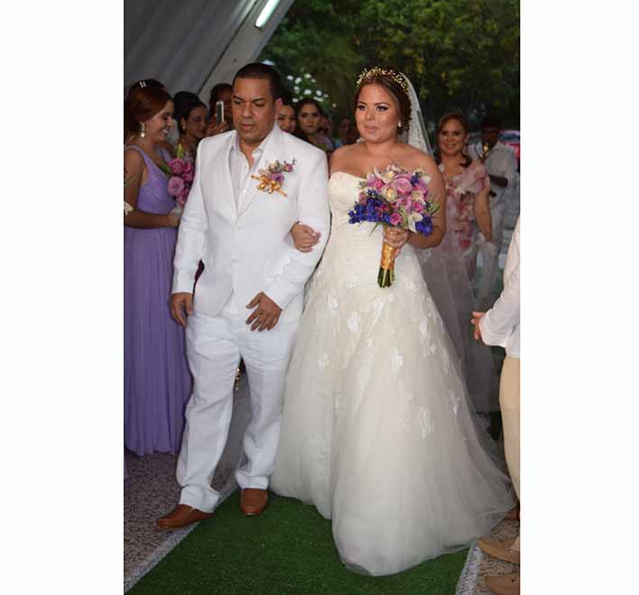 La novia Michelle Carolina Saurith Barros, ingresando a la capilla del brazo de su padre  Castulo Saurith Ropain.