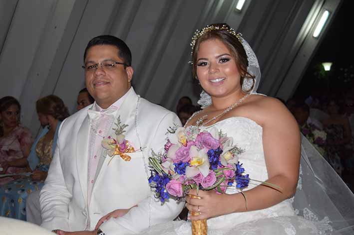 Los novios Juan David Hatum Ponton y Michelle Carolina Saurith Barros.