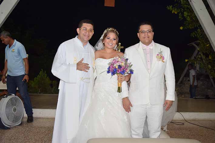 Los recién casados Juan David Hatum Ponton y Michelle Carolina Saurith Barros, junto al sacerdote Jesús Orozco Pabón.