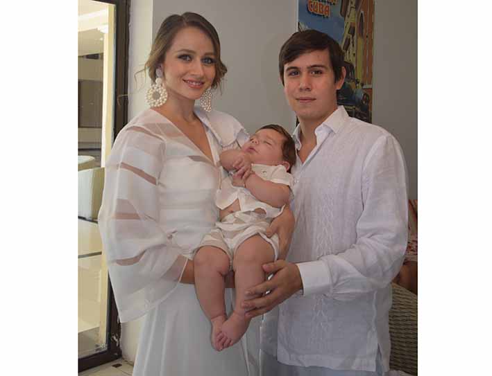 Nicolás Gómez Dangond, junto a sus padres Roberto Gómez y María Paula Dangond.