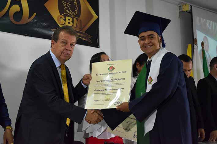 José Godoy Jiménez recibe de manos del Rector de la CBN su diploma de Contaduría Técnica Sistematizada.