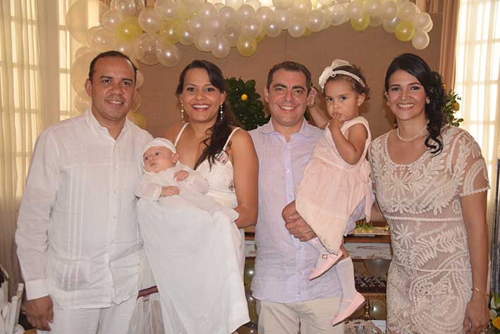 Mateo González Miranda junto Felipe González y Ana Marta Miranda y sus padrinos Edwin Miranda y Ana Paola Escorcia.