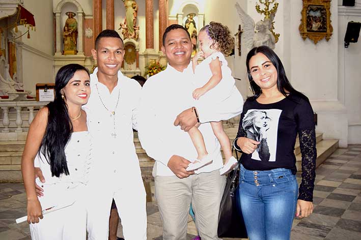 Anny Juliana Pinedo, sus papás Geovanis Pinedo y Sandy Moreno, y sus padrinos, Francisco Meza y Doralba Moreno.
