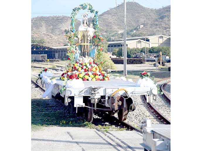 La imagen de la Virgen del Carmen sobre una de las plataformas del tren, antes de iniciar su recorrido a través de 10 municipios del Magdalena y el Cesar, una actividad organizada por Fenoco.