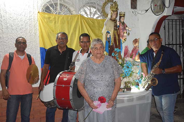 Con papayera Eugenia Acosta de Fuentes celebró  su cumpleaños el cual coincidió con la novena de la Virgen del Carmen.