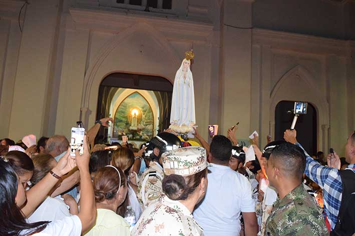 Cientos de personas acudieron a acompañar a la Virgen de Fátima.