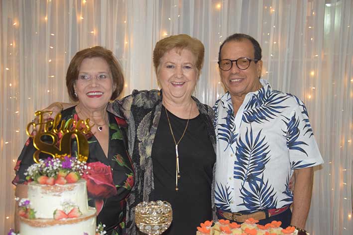 Sara Elena Yohaid estuvo acompañada por Pedro Segrera y su esposa.
