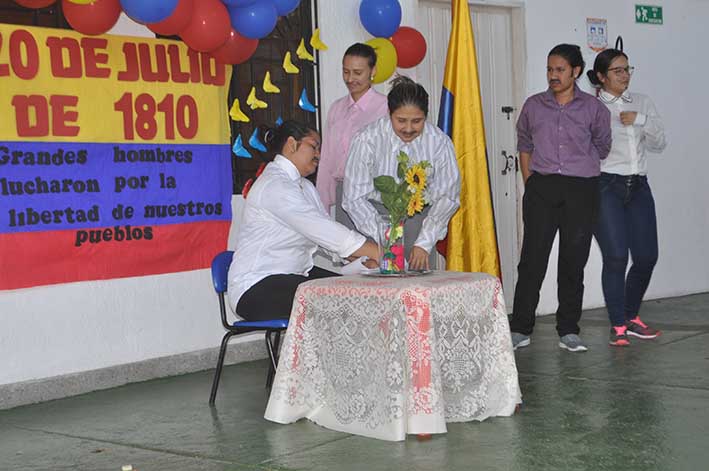 Con un acto conmemorativo, el colegio Diocesano celebró el  Día de la Independencia de Colombia
