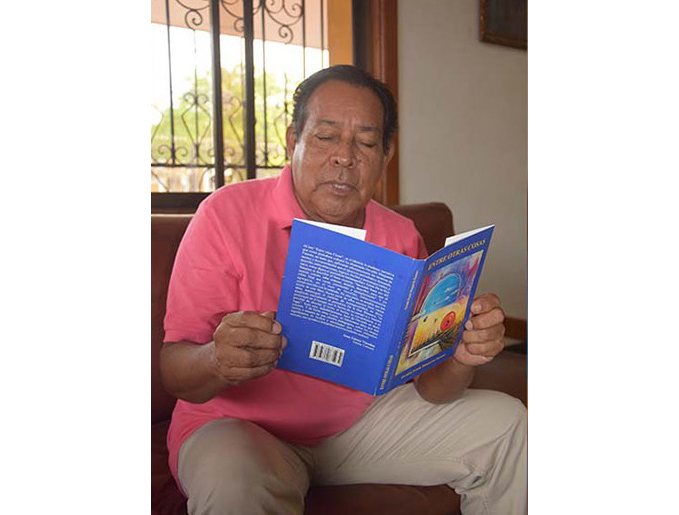 Osvaldo Frank Manjarrés Fuentes, escritor, cultor y docente, presentarán hoy su libro en Santa Marta. 