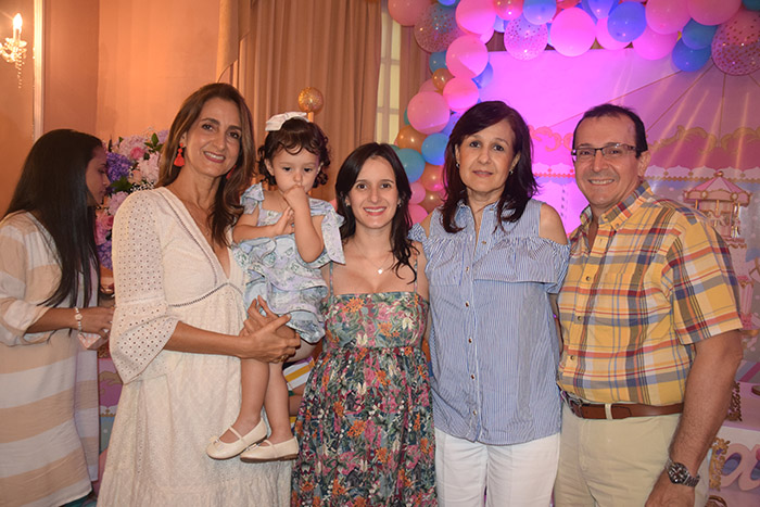 Elena Abello García unto a sus abuelos, María GarcÍa, Ana Margarita Pérez, María Elena Cotes Vives, Fernando García.
