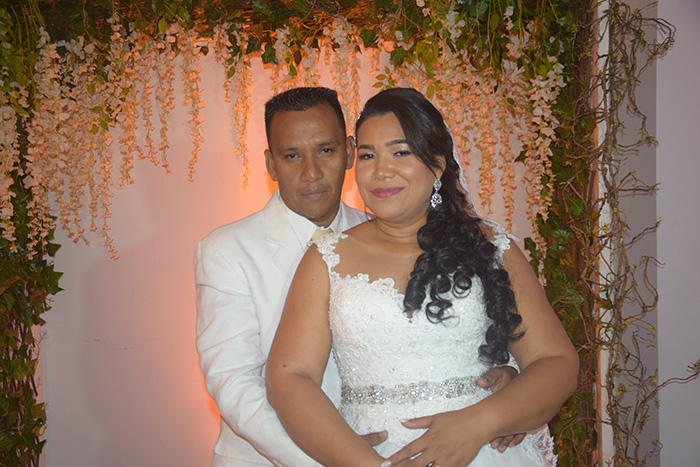 La pareja de recién casados; Alexander Quintana Leuro y Gousy Panneflek Solano.
