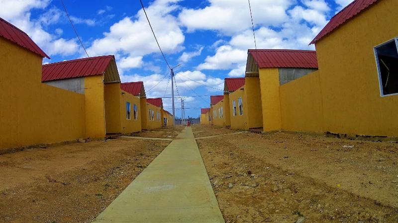 150 viviendas que se construyeron en Manaure tienen un complemento para refrescar el suelo y el ambiente, con árboles que les entregó Corpoguajira.