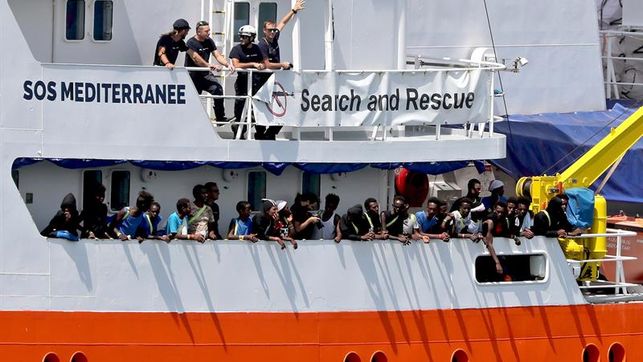 El buque lleva cinco días llamando a las puertas de los países de la cuenca Mediterránea en particular a Italia, Malta y Túnez- para desembarcar a estas personas. 