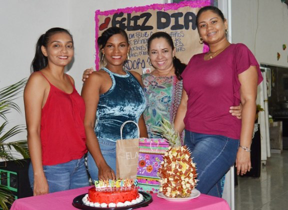 La cumpleañera estuvo acompañada de sus compañeras de labores, Edilia Arenas, Yeliz Gómez y Dina Estupiñan.