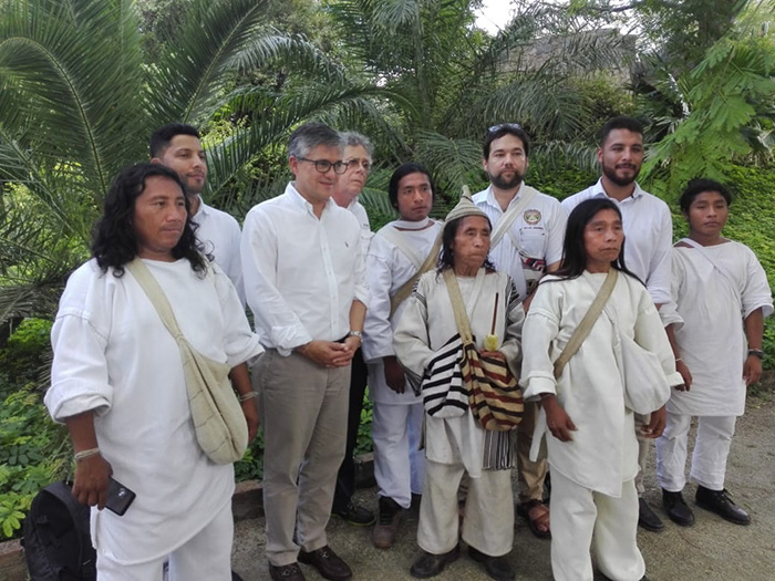 En la Quinta San Pedro Alejandrino, el viceministro Franky recibió la bienvenida de los 'Mamos' de la Sierra Nevada de Santa Marta en un 'Pagamento', rito especial autóctono de los pueblos nativos