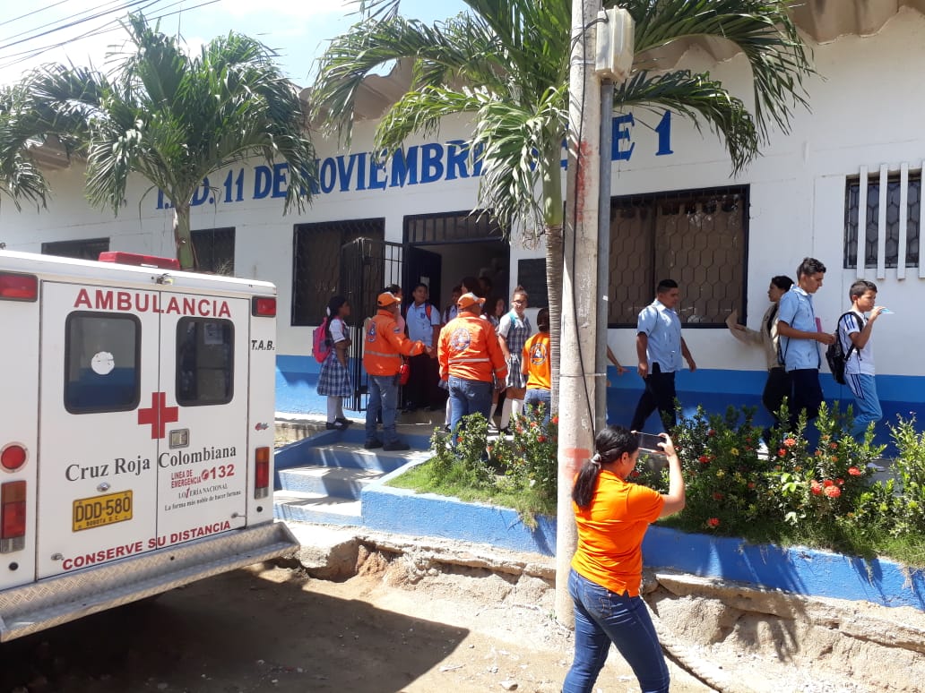 El director de riesgo de la Cruz Roja, seccional Magdalena, Ismael Bolaño García,  comentó que fueron cerca de 300 personas evacuadas entre estudiantes y adultos