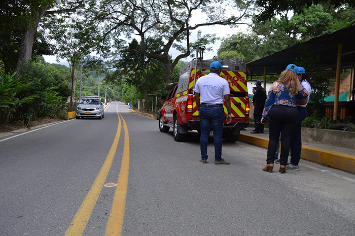 Las labores de rescate son adelantadas por personal de la Policía Metropolitana en coordinación con los organismos de socorro de Santa Marta.
