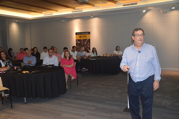 El rector Adolfo Meisel presentó su conferencia 'El liderazgo y el futuro del Caribe colombiano' a empresarios y egresados de la ciudad de Santa Marta.